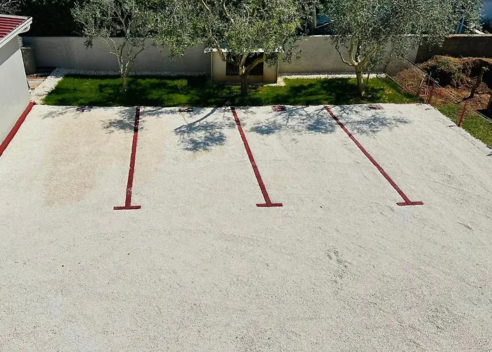 Marco Lukas Patrick: Quiet With Parking Near Center Apartman *